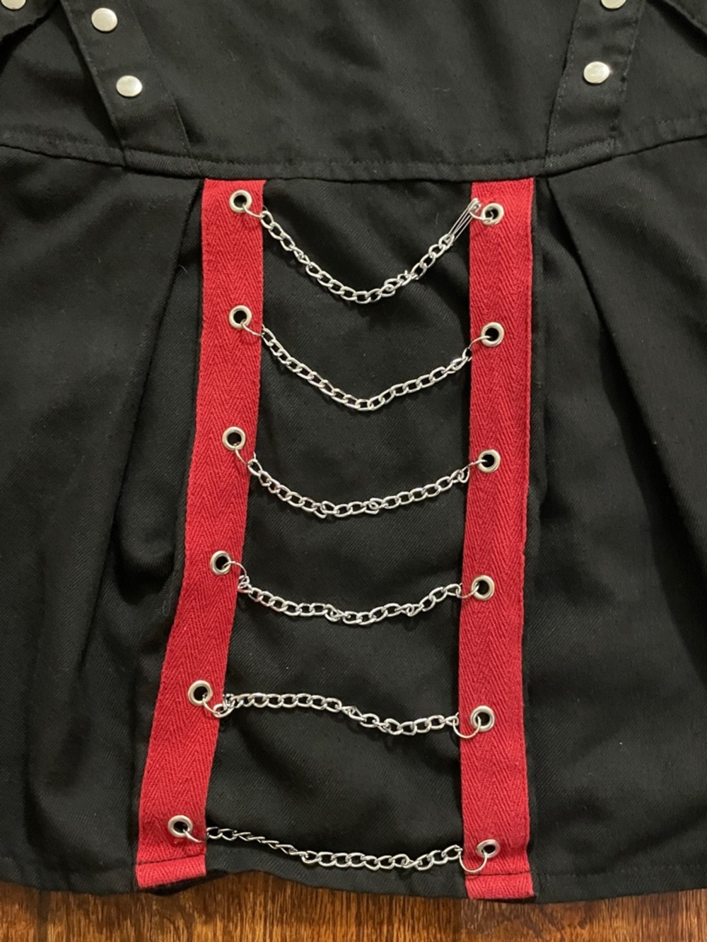Black and Red Chain-Detail Skater Mini Skirt - Picture 10 of 11